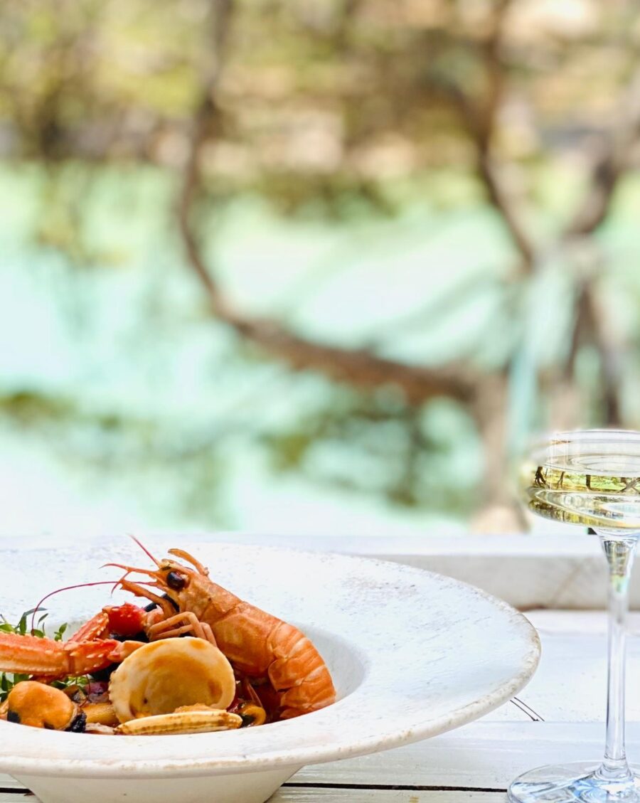 Mina restaurant & Lounge bar 