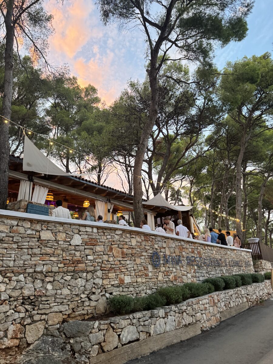 Mina restaurant & Lounge bar 