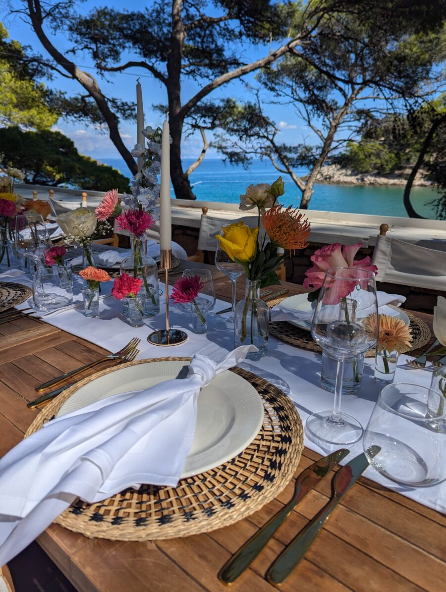 Mina restaurant & Lounge bar 