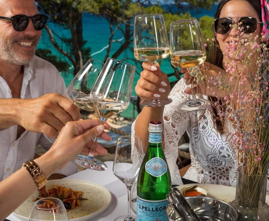 Mina restaurant & Lounge bar 